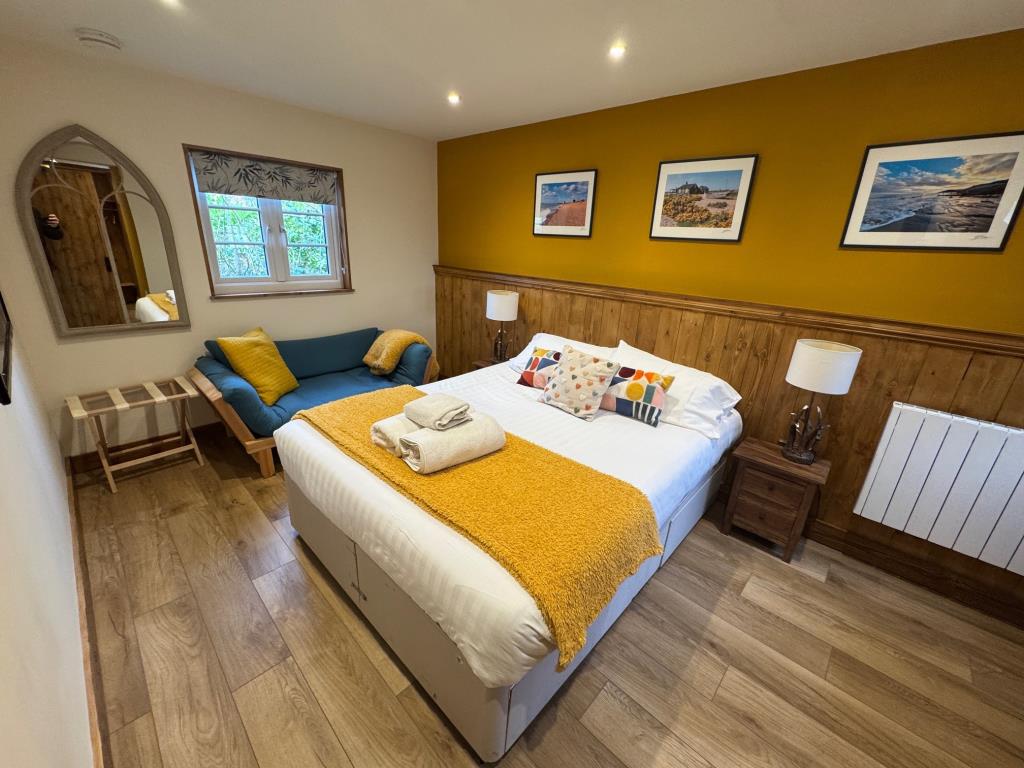 Lot: 43566 - COUNTRY ESTATE COMPRISING 5 BEDROOM MANOR HOUSE, WEDDING VENUE WITH 7 BEDROOM HOUSE, 6 ECO LODGES, 5 COTTAGES, 2 TENNIS COURTS, WORKSHOP AND ANCILLARY ACCOMMODATION - SET IN OVER 20 ACRES - Woodpecker Lodge-bedroom